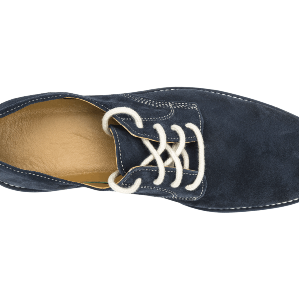 Zapato artesanal en cuero gamuzado azul con suela de caucho blanco