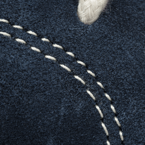Zapato artesanal en cuero gamuzado azul con suela de caucho blanco